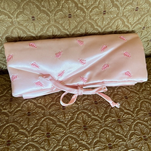 Vintage Andre Richard pink embroidered satin jewelry pouch - Picture 1 of 4